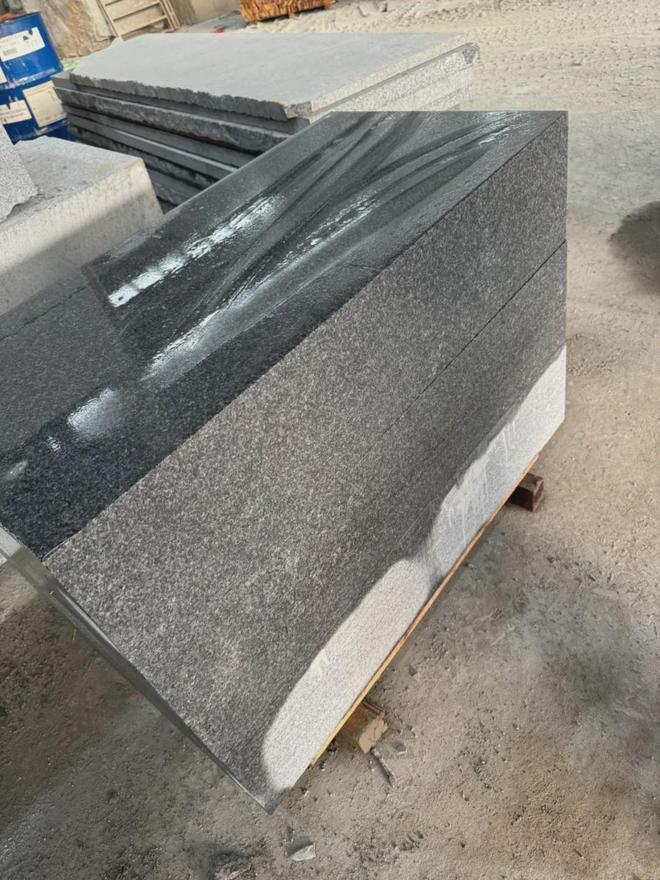 芝麻黑荔枝面广场地铺石材加工