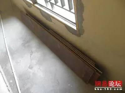 装修达人:泥工师傅有手艺 铺砖回填打平不费吹灰之力